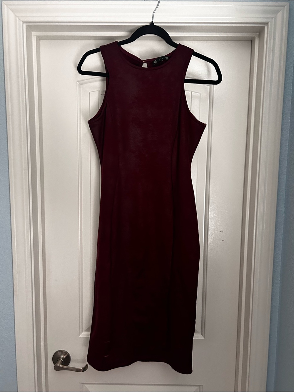 iris Sleeveless Midi Dress in Burgundy